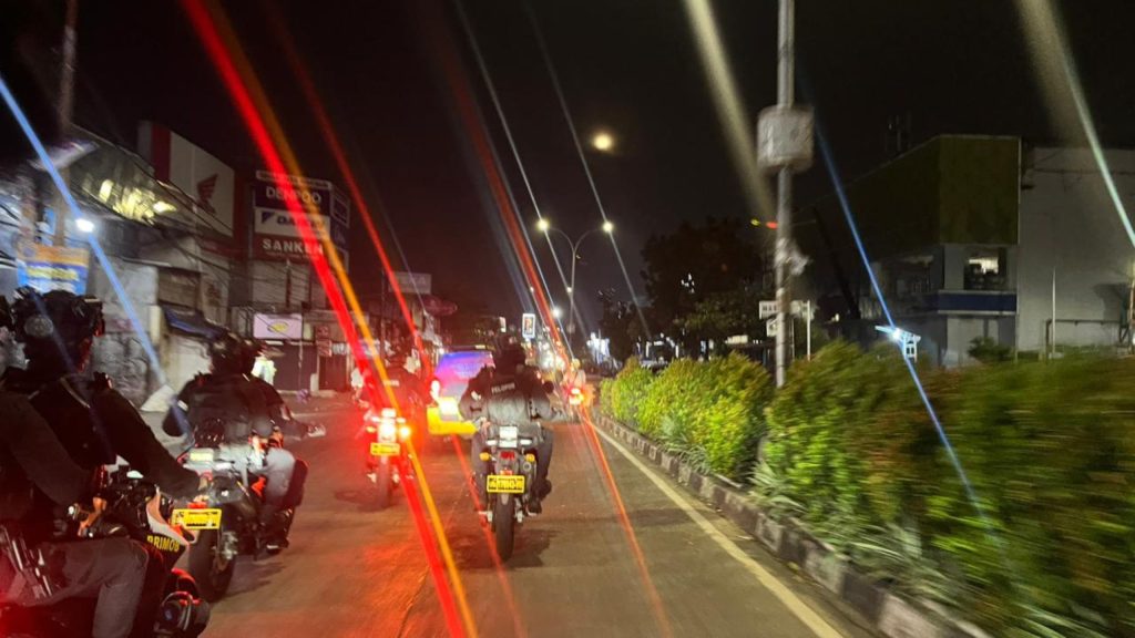 Patroli Gabungan Brimob dan Polres Jaktim Gagalkan Tawuran, Celurit 2 Meter Disita