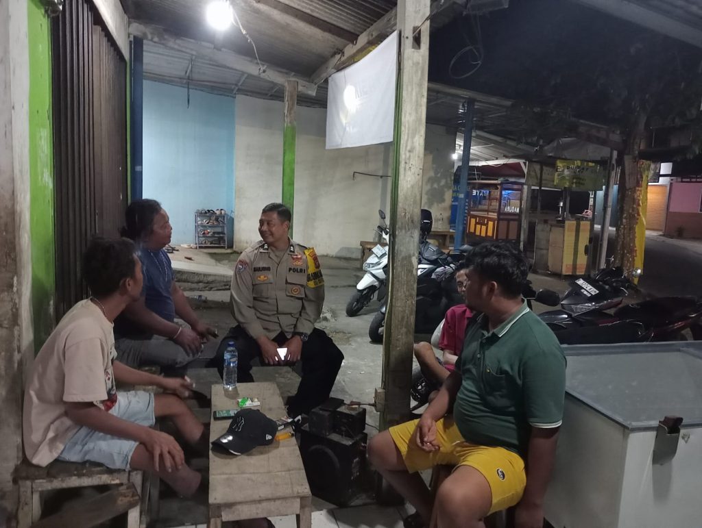 Jaga Kamtibmas Dini Hari, Bhabinkamtibmas Polsek Bantargebang Sisir Titik Rawan di Mustikasari