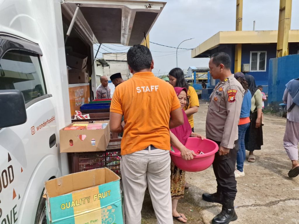 Polsek Metro Penjaringan Hadir untuk Warga, Ribuan Paket Makanan Dibagikan di Kapuk Muara