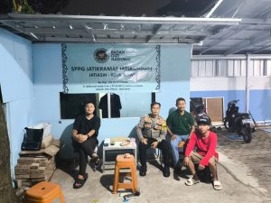 Pastikan Kualitas Layanan Publik, Polsek Jatiasih Sambangi Relawan SPPG Jatikramat Malam Hari