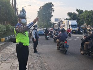 Pelayanan Gatur Lalin Pagi Polsek Bekasi Barat Membantu Masyarakat Penguna Jalan