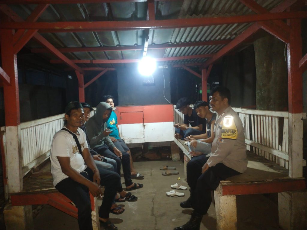 Cegah Kejahatan Dini Hari, Polsek Jatisampurna Sambangi Warga yang Ronda di Jatiranggon