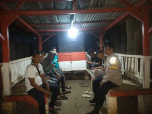 Cegah Kejahatan Dini Hari, Polsek Jatisampurna Sambangi Warga yang Ronda di Jatiranggon