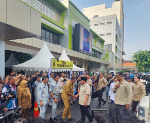 Wali Kota Bekasi Sambut Presiden RI Jenguk Korban Kecelakaan KA Bekasi Timur di RSUD CAM