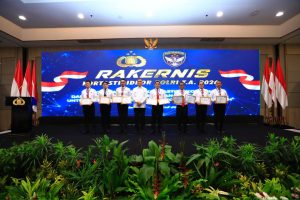*Polda Kaltim Raih Peringkat Pertama Nasional, Kapolda: Bukti Komitmen Nyata Berantas Korupsi*  Tribratanews.kaltim.polri.go.id, Balikpapan – Ditreskrimsus Polda Kaltim menorehkan prestasi membanggakan di tingkat nasional dalam ajang Rapat Kerja Teknis (Rakernis) Kortastipidkor Polri Tahun Anggaran 2026 yang digelar di Hotel Mercure Ancol pada 26–28 April 2026.  Kegiatan Rakernis yang diikuti oleh jajaran Direktorat Kriminal Khusus Polda se-Indonesia tersebut mengusung tema “Penguatan Peran Kortastipidkor Polri dalam Implementasi KUHP dan KUHAP Nasional untuk Mengawal Program Prioritas Pemerintah.”   Tema ini menegaskan komitmen Polri dalam memperkuat penegakan hukum, khususnya dalam pemberantasan tindak pidana korupsi yang selaras dengan arah kebijakan nasional.  Dalam forum strategis tersebut, Polda Kaltim berhasil meraih peringkat pertama tingkat nasional pada kategori penyelesaian penyelamatan aset tindak pidana korupsi Tahun 2025 sebesar Rp76.241.914.668. Capaian ini menjadi indikator keberhasilan dalam optimalisasi penanganan perkara korupsi, khususnya dalam mengembalikan kerugian negara melalui proses hukum yang profesional dan akuntabel.  Penghargaan tersebut diserahkan langsung oleh Totok Suharyanto selaku Kakortastipidkor Polri kepada Bambang Yugo Pamungkas yang mewakili Polda Kaltim. Menanggapi capaian tersebut, Kabid Humas Polda Kaltim Kombes Pol Yuliyanto, S.I.K., M.Sc. menyampaikan apresiasi atas kinerja jajaran Ditreskrimsus Polda Kaltim.  “Saya mewakili Kapolda Kaltim mengucapkan selamat dan apresiasi kepada Ditreskrimsus Polda Kaltim atas prestasi yang diraih. Ini adalah bukti nyata kerja keras, dedikasi, dan komitmen dalam upaya pemberantasan tindak pidana korupsi, khususnya dalam penyelamatan aset negara,” ujar Kombes Pol. Yuliyanto.  Kabid Humas juga menegaskan bahwa keberhasilan tersebut tidak hanya menjadi kebanggaan institusi, namun juga menjadi motivasi untuk terus meningkatkan kinerja dan profesionalisme dalam penegakan hukum.  “Prestasi ini harus menjadi pemacu semangat untuk terus meningkatkan kualitas penanganan perkara, memperkuat integritas, serta mendukung penuh program prioritas pemerintah dalam mewujudkan tata kelola pemerintahan yang bersih dan bebas dari korupsi,” tegasnya.  Lebih lanjut, Kabis Humas berharap capaian tersebut dapat dipertahankan dan ditingkatkan di masa mendatang, serta menjadi contoh bagi satuan kerja lainnya dalam memberikan pelayanan terbaik kepada masyarakat dan negara.  Rakernis Kortastipidkor Polri T.A. 2026 sendiri menjadi momentum penting dalam menyatukan persepsi dan strategi penegakan hukum di seluruh Indonesia, khususnya dalam menghadapi tantangan implementasi regulasi baru serta penguatan peran Polri dalam pemberantasan korupsi secara komprehensif.  Humas Polda Kaltim