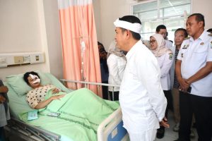 Wali Kota Bekasi Dampingi KDM Jenguk Korban, Pastikan Penanganan Maksimal di RS dan Tercover BPJS.