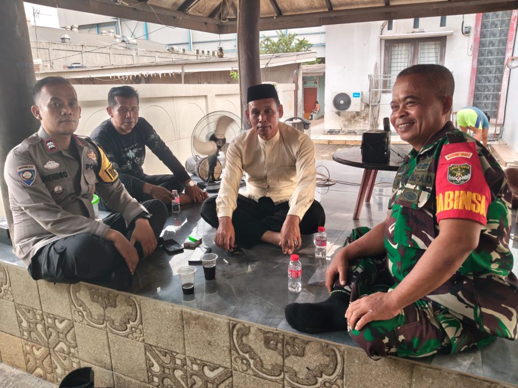 Patroli Sambang dan Monitoring Wilayah, Bhabinkamtibmas Ciketingudik Sampaikan Imbauan Kamtibmas kepada Warga.