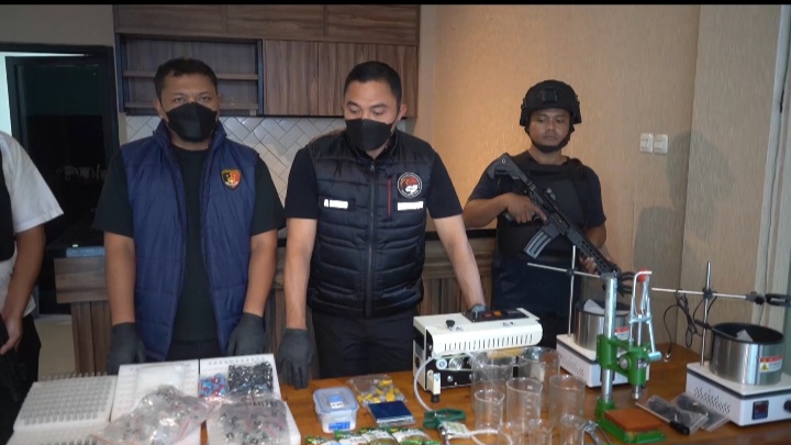 Polda Metro Jaya Ungkap Lab Vape Etomidate di Tangerang, Sita Ribuan Cartridge, 380.996 Jiwa Terselamatkan