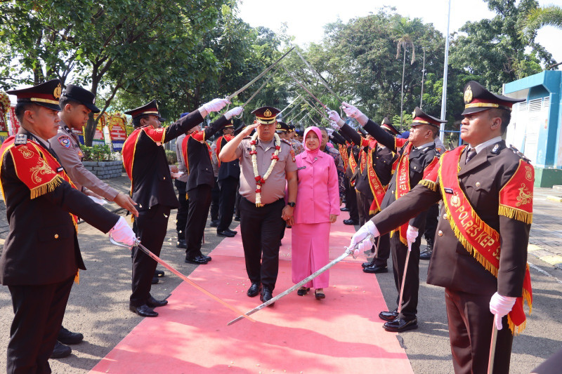 Prosesi Pedang Pora Warnai Pelepasan Purna Bakti Pejabat Utama Polres Kepulauan Seribu