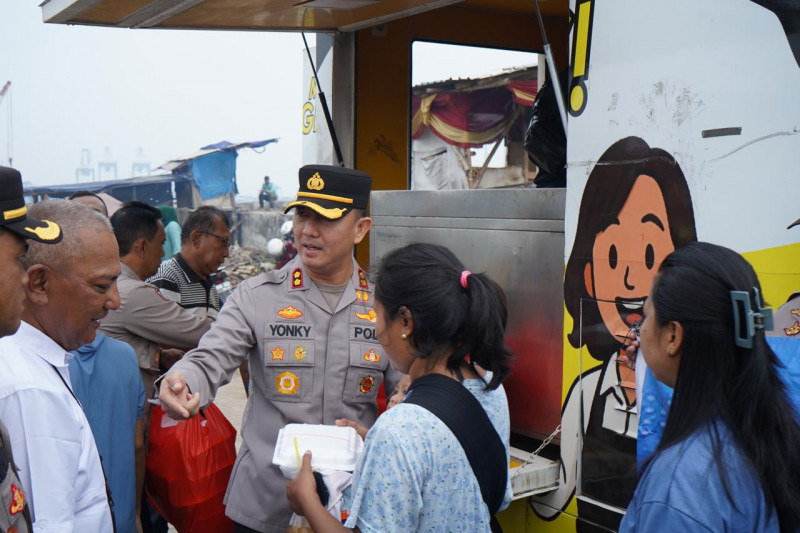Wakapolres Metro Jakut Bagikan Paket Makanan Gratis di Kampung Kerang Hijau