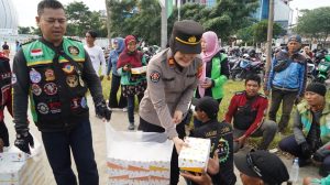 Polres Metro Jakarta Utara Bagikan Makanan untuk Buruh, Kedepankan Pelayanan Humanis di May Day 2026