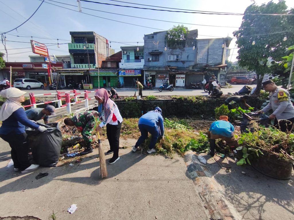 Sinergi Jaga Kebersihan Lingkungan, Polsek Bekasi Barat Gelar Aksi K3 di Rawa Pasung