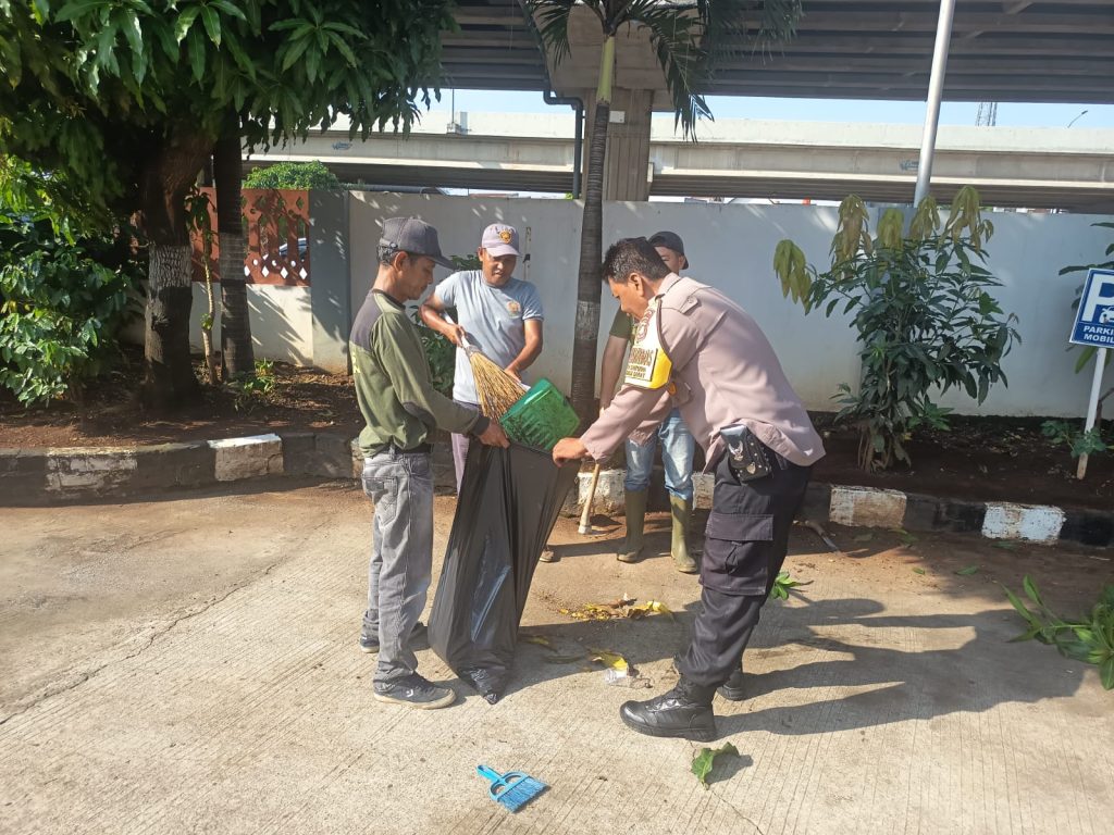 Perkuat Sinergi Kewilayahan, Polsek Bekasi Barat Gelar Aksi Bersih Lingkungan di Jakasampurna