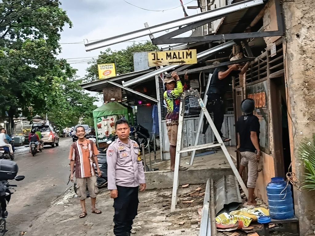 Respons Cepat Cuaca Ekstrem, Polsek Jatiasih Pantau Kerusakan Rumah Warga Akibat Angin Kencang