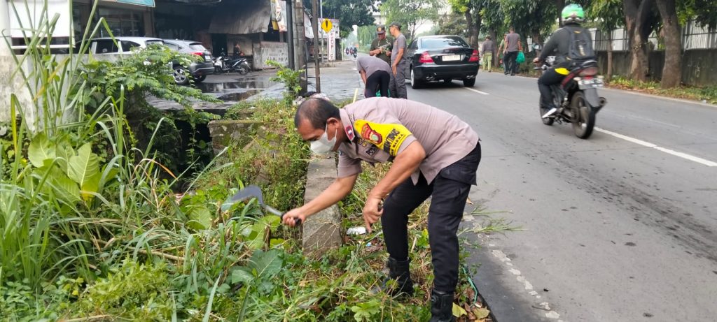 Sinergi Tiga Pilar, Polsek Pondok Gede Gelar Aksi Bersih Lingkungan di Jalur Arteri JORR