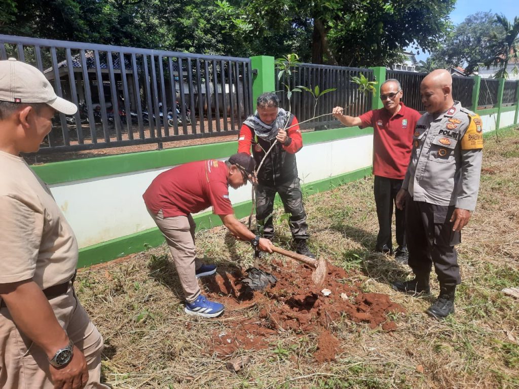 Peringati May Day, Tiga Pilar Bantargebang Bersama Serikat FSBDSI Gelar Aksi Tanam Pohon