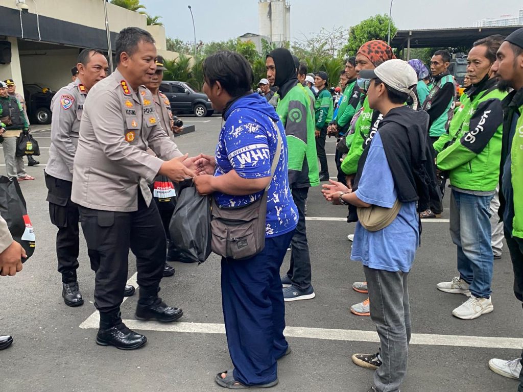 Jumat Berkah Polres Metro Bekasi Kota, 100 Paket Sembako Dibagikan untuk Ojol dan Warga 