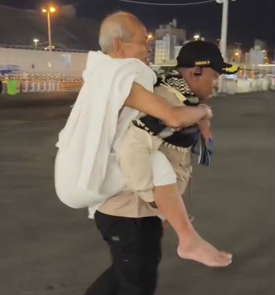 Aksi Heroik Amirul Hajj di Mekah: Gendong Jemaah Haji yang Terjatuh Usai Umrah Wajib
