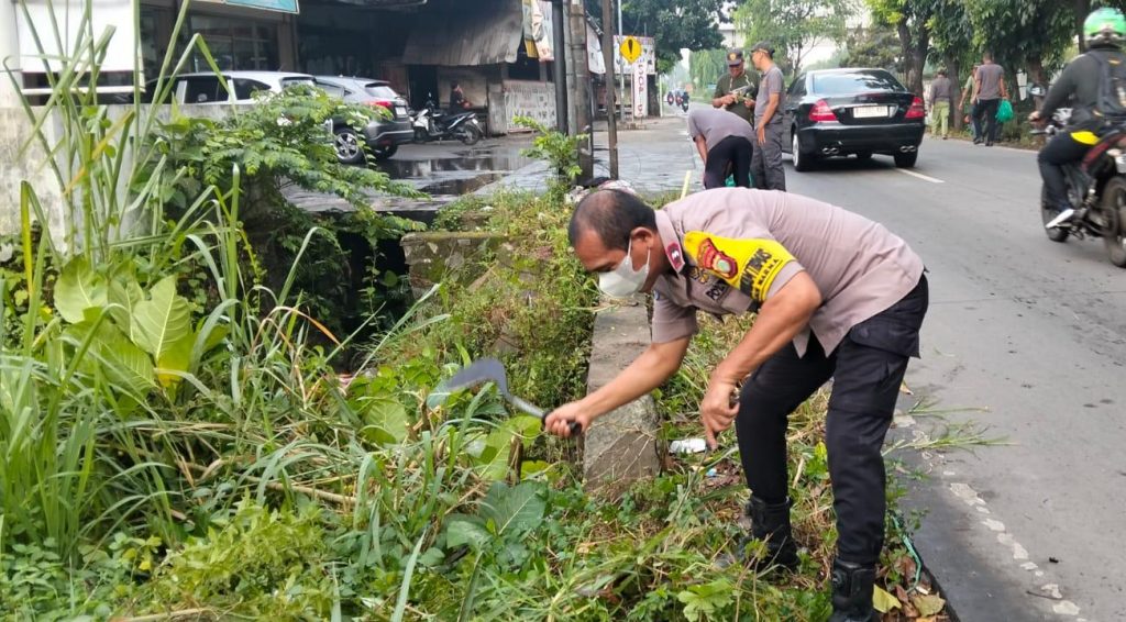 Sinergi Tiga Pilar, Polsek Pondok Gede Gelar Aksi Bersih Lingkungan di Jalur Arteri JORR