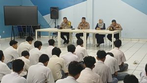 Dalam Upaya Antisipasi Tawuran Kapolsek Bekasi Barat Berikan Sosialisasi dan Pembinaan Kepada Siswa SMK