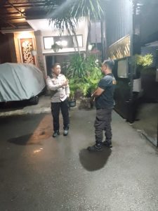 Antisipasi Kerawanan Malam, Bhabinkamtibmas Polsek Jatisampurna Sambangi Pos Satpam Perumahan