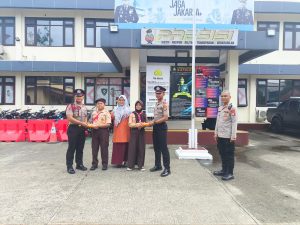 Siswa SDN 021 Tugu Utara Serahkan Hasil Panen ke Polsek Koja, Dukung Program Peduli Lingkungan