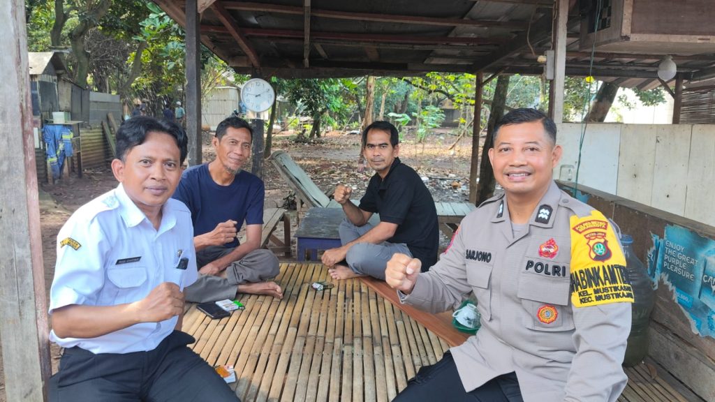 Perkuat Sinergitas Kewilayahan, Bhabinkamtibmas Mustikasari dan Pamor Sambangi Warga Kampung Babakan