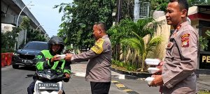 Polsek Kelapa Gading Gelar Jumat Peduli, Bagikan 50 Nasi Kotak untuk Ojol dan Warga