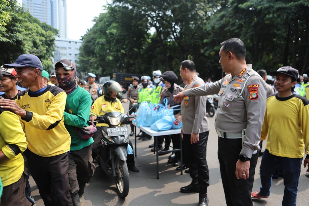 Jumat Peduli, Polda Metro Jaya Bagikan 350 Paket Sembako ke Ojol