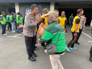 Wujud Polri Humanis, Polres Metro Bekasi Kota Bagikan Paket Sembako bagi Pengemudi Ojol