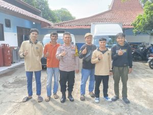 Pastikan Kualitas Makanan Relawan, Bhabinkamtibmas Polsek Jatiasih Sambangi SPPG Jatiluhur