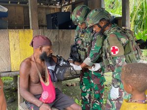 Prajurit Koops TNI Habema Serentak Berikan Pelayanan Kesehatan di Pelosok Papua