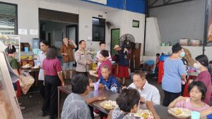 Jum’at Peduli Polsek Metro Penjaringan, 500 Paket Makanan Dibagikan untuk Warga dan Pekerja Lapangan