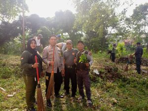 Sinergi Jaga Kebersihan Lingkungan, Bhabinkamtibmas Polsek Bekasi Barat Gelar Giat K3 di Kotabaru