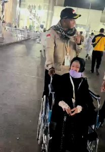 Aksi Humanis Anggota Polri Dorong Kursi Roda Jemaah Haji yang Lemas dan Tersesat di Makkah
